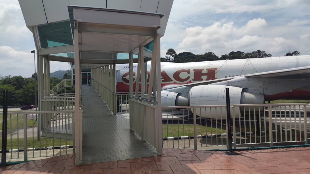COACH 飛機旁的登機天橋