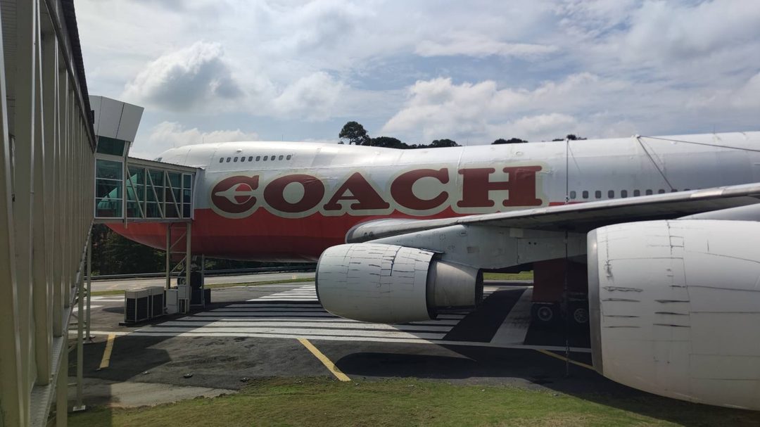機身上直接寫著 COACH