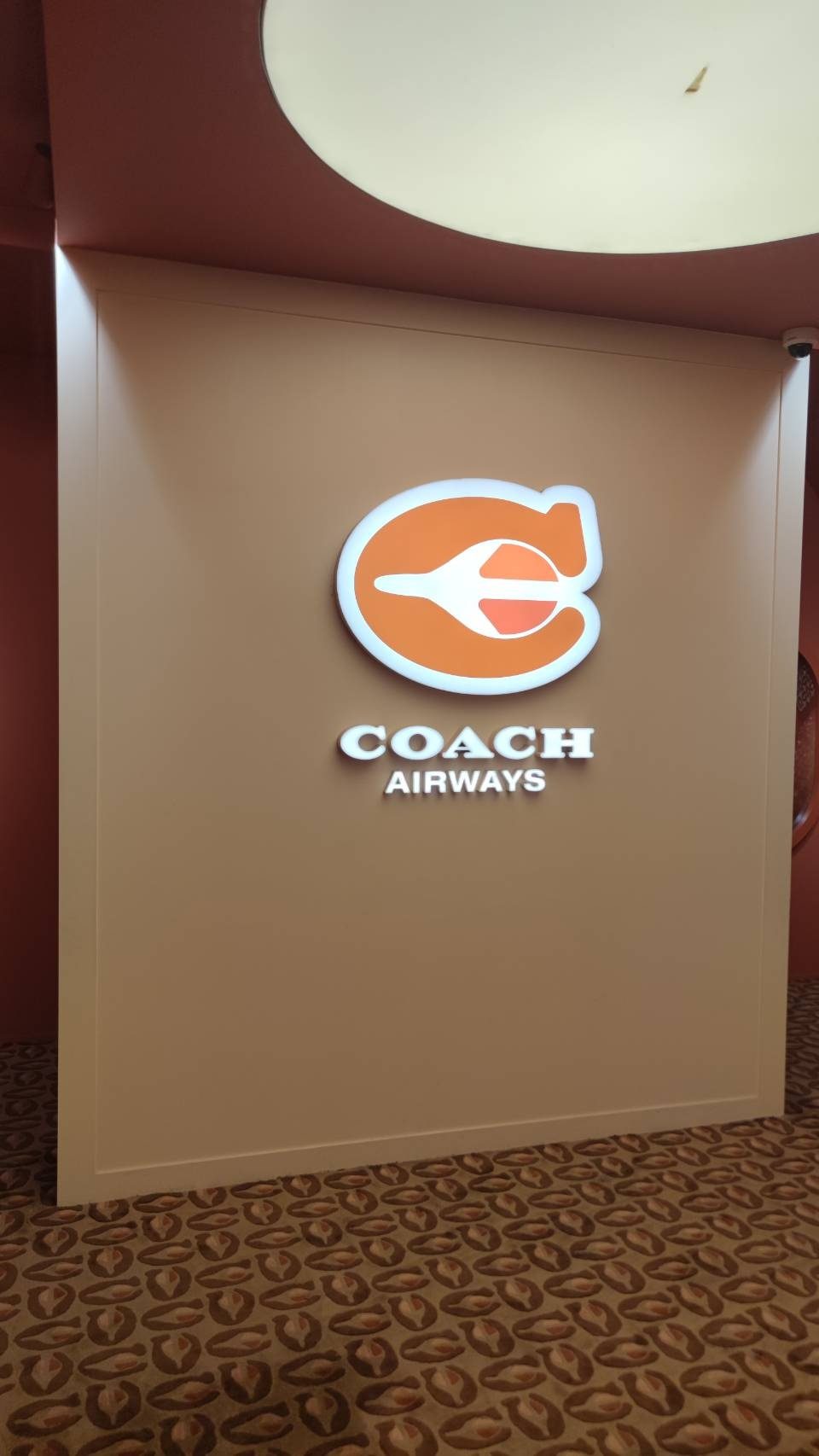 牆上寫著 COACH AIRWAYS