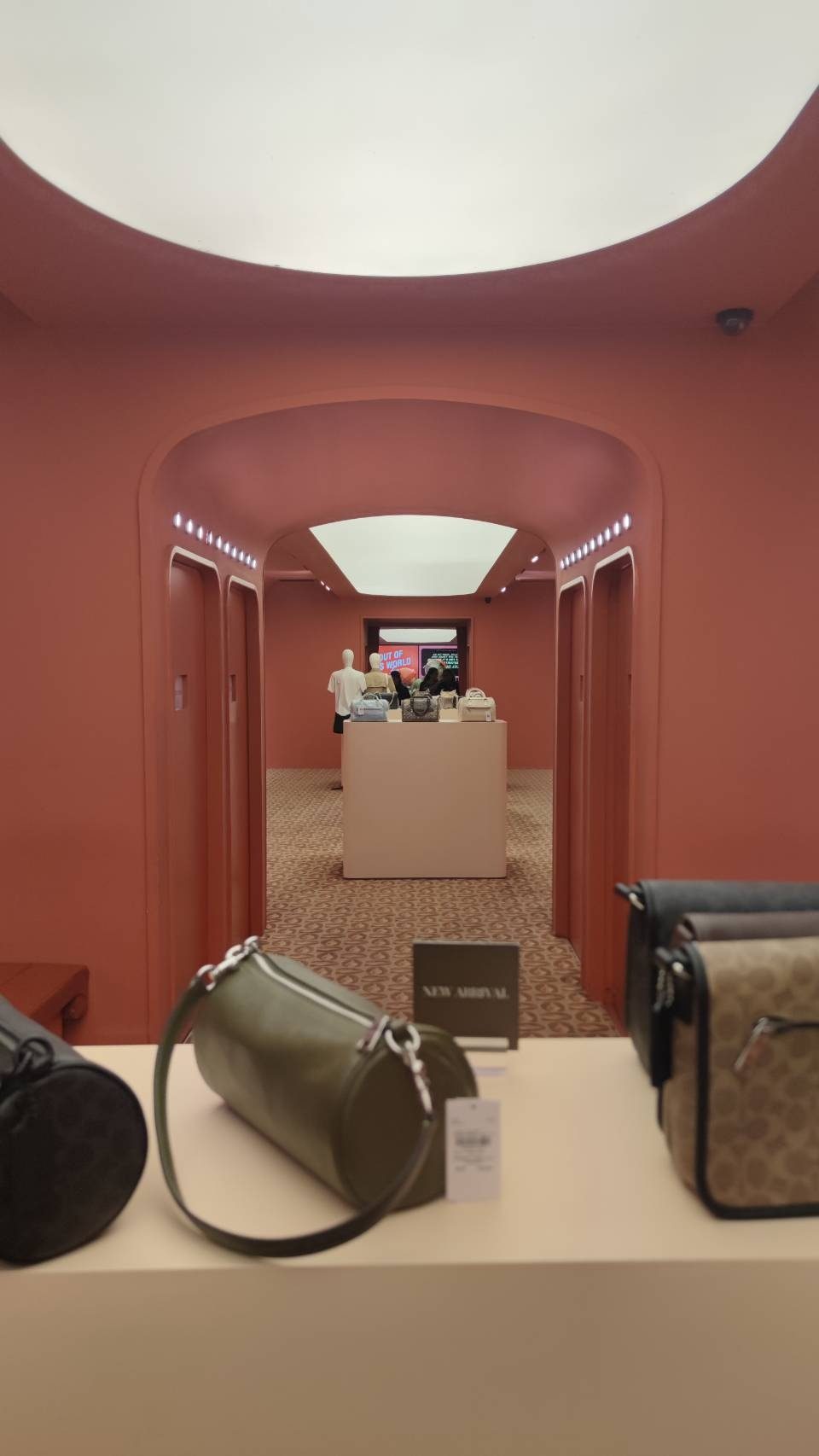 COACH AIRWAYS 內部展示名牌包