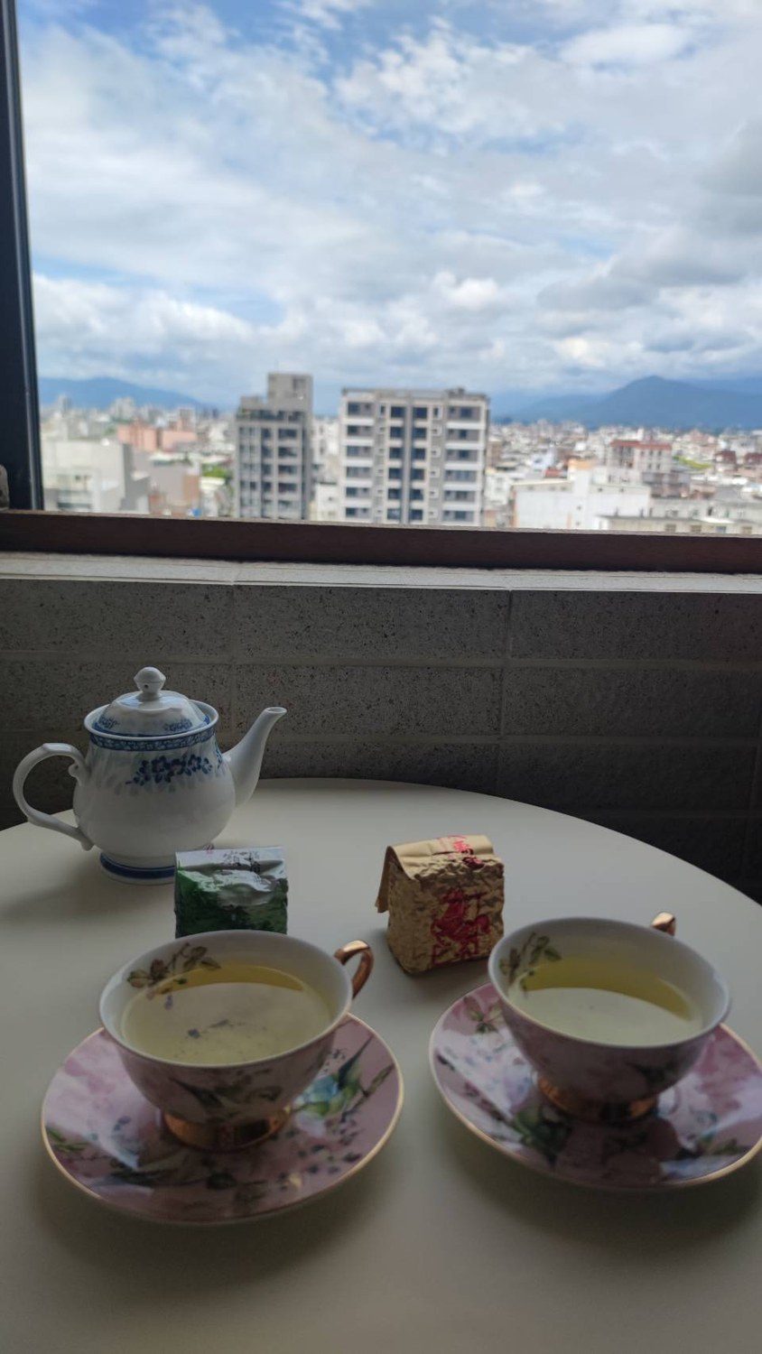 茶壺、茶杯與兩包茶葉