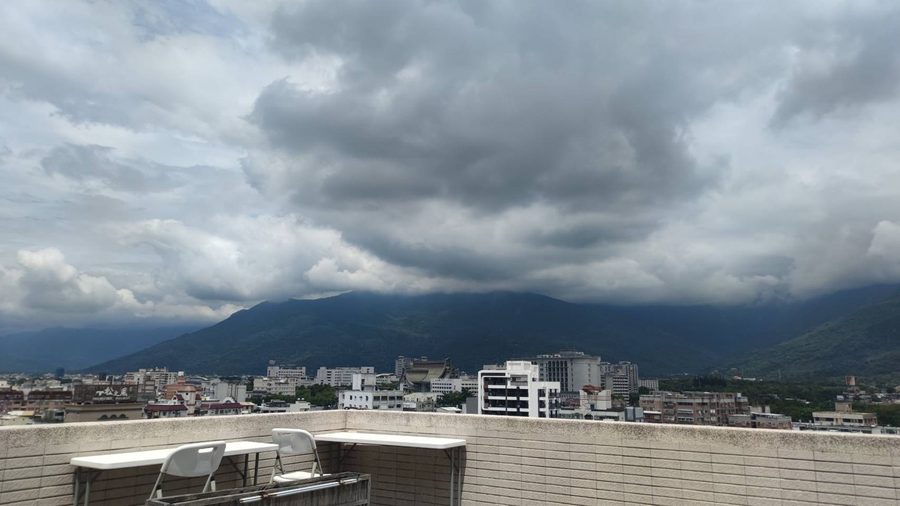 露臺遠眺花蓮山景與雲層